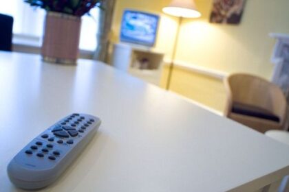 Remote TV Jadi Benda Paling Kotor di Kamar Hotel
