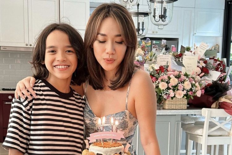 Gaya 'Cool Mom' Bunga Citra Lestari, Trendi di Usia 40