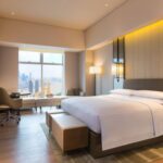 Tempat tidur yang nyaman dan linen berkualitas tinggi memberikan rasa kenyamanan dan kelelahan yang sempurna setelah seharian beraktivitas. Kamar mandi yang lengkap dengan perlengkapan mandi mewah, handuk lembut, dan fasilitas shower atau bathtub menciptakan pengalaman mandi yang menyenangkan. Fasilitas teknologi seperti TV layar datar, akses internet, dan stasiun pengisian daya membuat pengalaman menginap semakin modern. Selain itu, fasilitas tambahan seperti minibar, ketel listrik, dan brankas pribadi menyempurnakan kenyamanan tamu di dalam kamar hotel. Semua ini menjadi bagian integral dari layanan hotel yang berfokus pada kenyamanan dan kepuasan pengunjung.