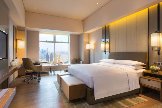 Tempat tidur yang nyaman dan linen berkualitas tinggi memberikan rasa kenyamanan dan kelelahan yang sempurna setelah seharian beraktivitas. Kamar mandi yang lengkap dengan perlengkapan mandi mewah, handuk lembut, dan fasilitas shower atau bathtub menciptakan pengalaman mandi yang menyenangkan. Fasilitas teknologi seperti TV layar datar, akses internet, dan stasiun pengisian daya membuat pengalaman menginap semakin modern. Selain itu, fasilitas tambahan seperti minibar, ketel listrik, dan brankas pribadi menyempurnakan kenyamanan tamu di dalam kamar hotel. Semua ini menjadi bagian integral dari layanan hotel yang berfokus pada kenyamanan dan kepuasan pengunjung.