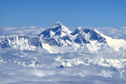 Tinggi Gunung Everest Naik 9 Meter Sejak Pengukuran Pertama