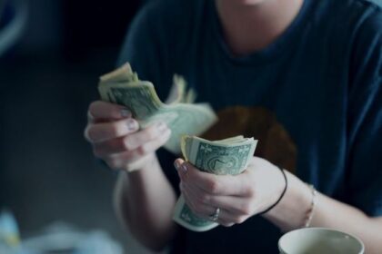 Zodiak yang Gampang Membantu Kebutuhan Finansial Teman
