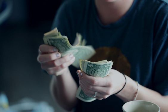 Zodiak yang Gampang Membantu Kebutuhan Finansial Teman