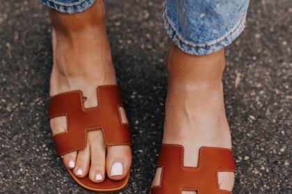 Alasan Tidak Disarankan Pakai Sandal Saat Naik Pesawat