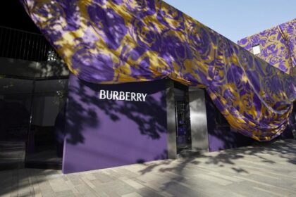 Jalanan Kota Shanghai Dipercantik Motif Mawar "Burberry Streets"