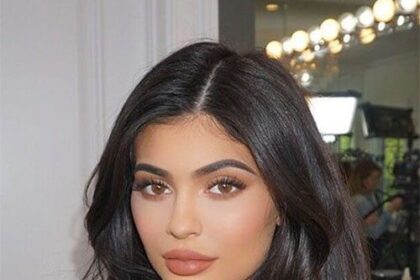 Kylie Jenner Luncurkan Bisnis Baju "KHY"