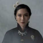 Potret Dian Sastro Kenakan Busana Tradisional