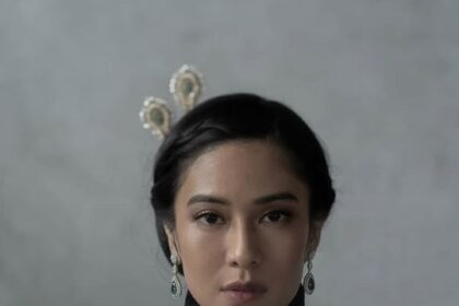 Potret Dian Sastro Kenakan Busana Tradisional