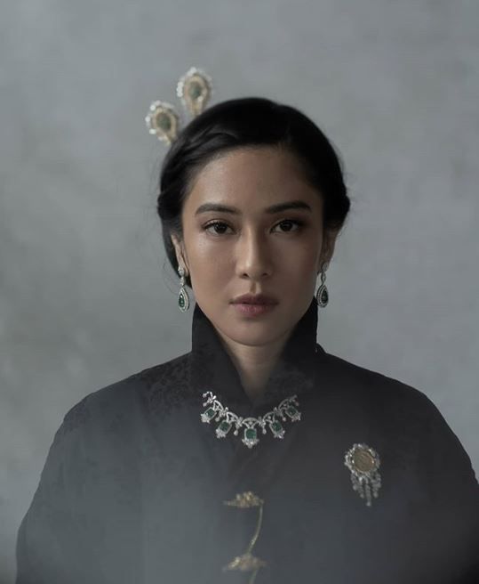 Potret Dian Sastro Kenakan Busana Tradisional