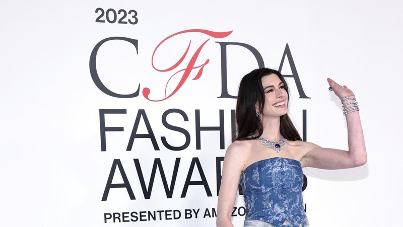 Anne Hathaway Kenakan Dua Dress Ikonik di CFDA Awards 2023