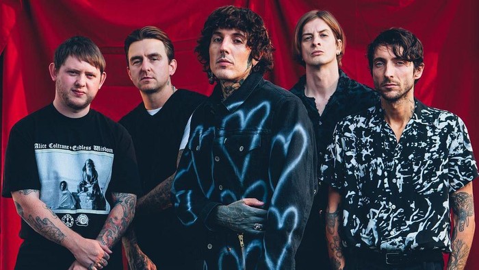 Bring Me The Horizon dapat Oleh-oleh Sepatu Buatan Brand Lokal