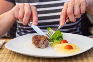 Alasan Orang Barat Lebih Suka Makan Pakai Garpu