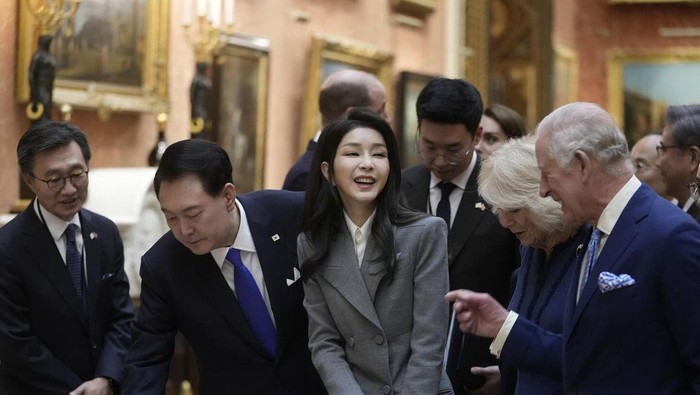 Gaya Ibu Negara Korsel Kim Keon Hee Saat Berkunjung ke Inggris