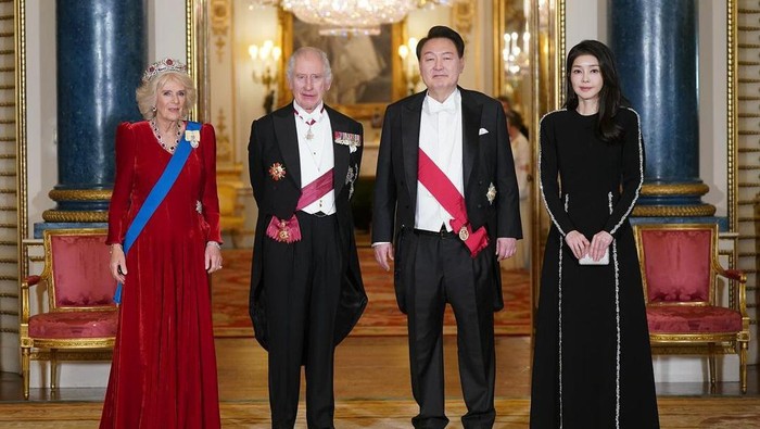 Ratu Camilla Tampil Menawan Kenakan Tiara Ratu Elizabeth II