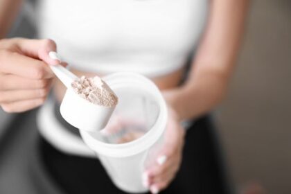Manfaat Whey Protein untuk Kesehatan dan Efek Sampingnya
