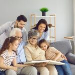 Trik Bikin Sehat Mental & Finansial untuk Sandwich Generation
