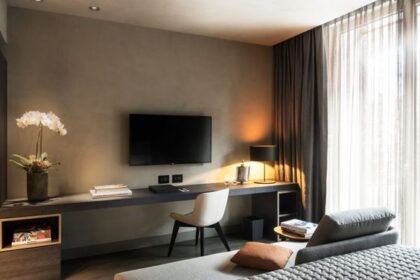 Cara Mengecek Kamera Tersembunyi di Kamar Hotel