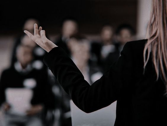 Bahasa Tubuh saat Public Speaking yang Tidak Terlihat Profesional