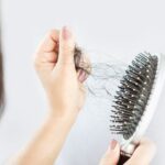 Waktu dan Cara Bersihkan Sisir Rambut Menurut Ahli