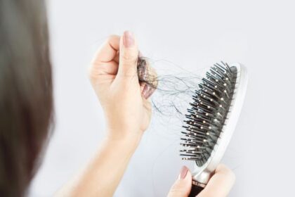 Waktu dan Cara Bersihkan Sisir Rambut Menurut Ahli