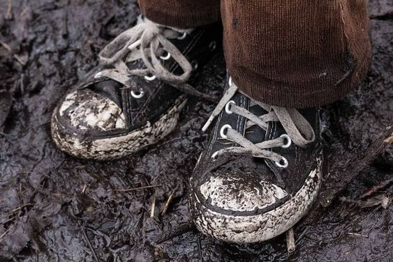 Cara Merawat Sepatu Basah Terkena Hujan, Anti Bau Apek!
