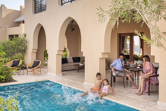 Tips Staycation Hemat Saat Tahun Baru, Gak Bikin Boncos!