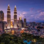 Liburan ke Malaysia menawarkan pengalaman yang kaya akan keindahan alam, sejarah, dan keanekaragaman budaya. Destinasi wisata populer seperti Kuala Lumpur, ibu kota yang modern dan berkilau, mempesona wisatawan dengan pencakar langit megahnya, pusat perbelanjaan mewah, dan kehidupan malam yang berwarna-warni. Bagi pencinta sejarah, Melaka dan George Town, yang terdaftar sebagai Situs Warisan Dunia UNESCO, menyajikan pesona kota-kota tua yang penuh cerita dengan bangunan bersejarah, jalan-jalan berbatu, dan kuliner khas.