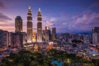 Liburan ke Malaysia menawarkan pengalaman yang kaya akan keindahan alam, sejarah, dan keanekaragaman budaya. Destinasi wisata populer seperti Kuala Lumpur, ibu kota yang modern dan berkilau, mempesona wisatawan dengan pencakar langit megahnya, pusat perbelanjaan mewah, dan kehidupan malam yang berwarna-warni. Bagi pencinta sejarah, Melaka dan George Town, yang terdaftar sebagai Situs Warisan Dunia UNESCO, menyajikan pesona kota-kota tua yang penuh cerita dengan bangunan bersejarah, jalan-jalan berbatu, dan kuliner khas.