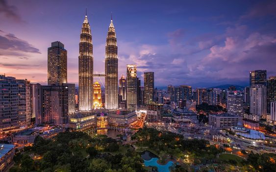Liburan ke Malaysia menawarkan pengalaman yang kaya akan keindahan alam, sejarah, dan keanekaragaman budaya. Destinasi wisata populer seperti Kuala Lumpur, ibu kota yang modern dan berkilau, mempesona wisatawan dengan pencakar langit megahnya, pusat perbelanjaan mewah, dan kehidupan malam yang berwarna-warni. Bagi pencinta sejarah, Melaka dan George Town, yang terdaftar sebagai Situs Warisan Dunia UNESCO, menyajikan pesona kota-kota tua yang penuh cerita dengan bangunan bersejarah, jalan-jalan berbatu, dan kuliner khas.