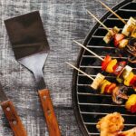 Resep Sayap Ayam Barbeque sayap ayam bakar barbeque ilustrasi ayam bbq/Ramon grosso dolarea/Shutterstock Bahan-bahan: 1,5 kg sayap ayam 200 ml saus plum 150 ml saus tomat 1 sdm kecap Worcestershire 1 siung bawang putih, hancurkan 2 sdm gula merah Cara Memasak: Campurkan semua bahan kecuali ayam dalam wadah kedap udara. Campur sampai rata. Masukkan ayam. Tutup rapat dan masukkan dalam lemari es agar bumbu meresap sempurna. Panaskan oven dengan panas 220°C. Letakkan ayam di atas loyang yang sudah diminyaki dan panggang selama 30 menit atau sampai matang. Sayap ayam BBQ siap disajikan. Selamat mencoba dan semoga suka!