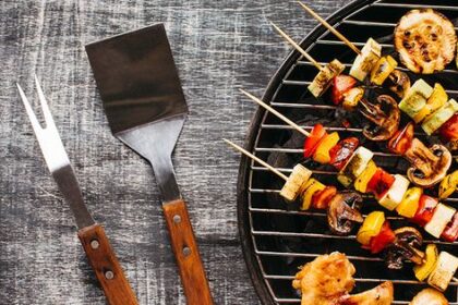 Resep Sayap Ayam Barbeque sayap ayam bakar barbeque ilustrasi ayam bbq/Ramon grosso dolarea/Shutterstock Bahan-bahan: 1,5 kg sayap ayam 200 ml saus plum 150 ml saus tomat 1 sdm kecap Worcestershire 1 siung bawang putih, hancurkan 2 sdm gula merah Cara Memasak: Campurkan semua bahan kecuali ayam dalam wadah kedap udara. Campur sampai rata. Masukkan ayam. Tutup rapat dan masukkan dalam lemari es agar bumbu meresap sempurna. Panaskan oven dengan panas 220°C. Letakkan ayam di atas loyang yang sudah diminyaki dan panggang selama 30 menit atau sampai matang. Sayap ayam BBQ siap disajikan. Selamat mencoba dan semoga suka!