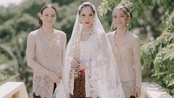 Pada tanggal 2 Desember, Bunga Citra Lestari secara resmi menikahi Tiko Aryawardhana dalam sebuah pernikahan yang meriah meski penjagaan ketat privasinya. Mereka memilih venue Amankila Bali yang romantis sebagai saksi awal perjalanan pernikahan mereka.