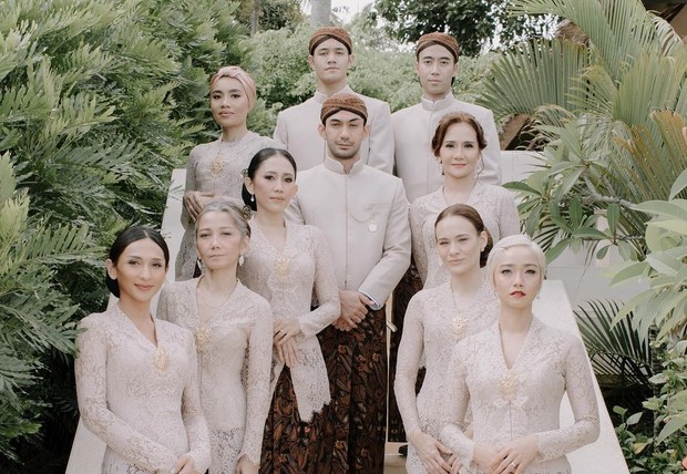 Detail Gaya Bridesmaid dan Groomsmen Pernikahan BCL dan Tiko