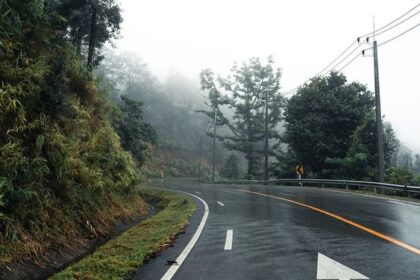 Tips Perjalanan Aman Saat Musim Hujan, Tetap Happy dan Asik