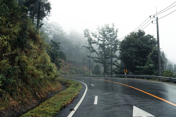 Tips Perjalanan Aman Saat Musim Hujan, Tetap Happy dan Asik