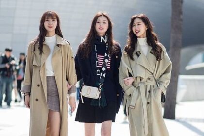Tampil Keren Pakai Trench Coat ala Artis Korea, Yeji ITZY Chic!