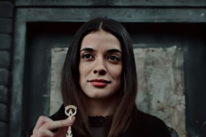 Serial Netflix yang Bisa Jadi Inspirasi Fashion ala Era 80-an