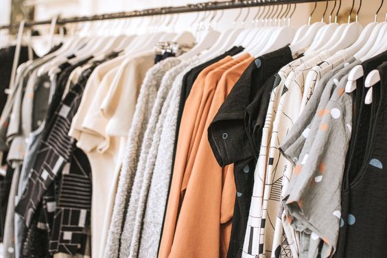 Alasan Harus Punya Capsule Wardrobe, Tren Minimalis Masa Kini