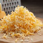Perbedaan Keju Cheddar Putih vs Kuning