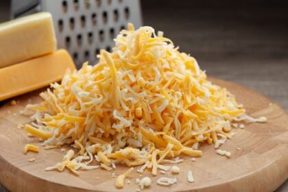 Perbedaan Keju Cheddar Putih vs Kuning