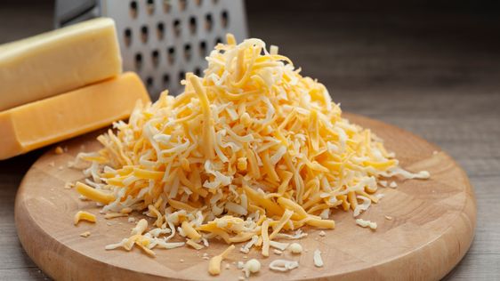 Perbedaan Keju Cheddar Putih vs Kuning