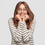 1. Taurus yang Sangat Penyabar dan Penuh Perhatian baju orange tersenyum cantik santai selfie ilustrasi perempuan bahagia/Dean Drobot/Shutterstock Orang yang lahir di bawah tanda Taurus dikenal karena kesabaran dan perhatian mereka yang luar biasa. Mereka tidak hanya mampu mengendalikan emosi mereka sendiri, tetapi juga memiliki kemampuan untuk memahami dan mendukung orang di sekitar mereka. Aura penyabar Taurus menciptakan lingkungan yang nyaman bagi siapa saja yang berada di sekitar mereka, membuat orang merasa dihargai dan aman. Taurus juga dikenal sebagai individu yang setia, baik dalam hubungan pribadi maupun pertemanan. Keberanian mereka untuk tetap solid di tengah badai kehidupan menjadikan mereka menawan, menarik bagi mereka yang menghargai kestabilan dan keamanan emosional. TERKAIT: 3 Urutan Zodiak yang Paling Beruntung di Tahun 2024 2. Gemini yang Komunikatif dan Mudah Mencairkan Suasana tertawa santai di hutan pagi segar ilustarsi perempuan bahagia/beeboys/Shutetrstock Gemini, dengan elemen udara mereka, memiliki kemampuan komunikasi yang luar biasa. Mereka suka berbicara dan mudah mencairkan suasana dengan kecerdasan mereka. Orang Gemini menarik banyak orang karena kemampuan mereka untuk beradaptasi dengan berbagai situasi sosial dan berbicara dengan berbagai jenis orang. Kelebihan Gemini terletak pada kecenderungan mereka untuk membawa kesenangan ke dalam kehidupan sehari-hari. Mereka pandai dalam membuat orang tertawa dan merasa nyaman. Dengan kecerdasan yang memukau, Gemini menjadi pilihan yang menarik bagi mereka yang mencari pendamping yang cerdas dan berbicara. TERKAIT: 5 Urutan Zodiak yang Paling Cepat Kaya Raya, Hasil dari Kerja Keras! 3. Leo yang Menginspirasi Banyak Orang Mencoba Hal-Hal Baru perempuan percaya diri dan bahagia Ilustrasi./Copyright shutterstock.com/id/g/lookstudio Leo, tanda zodiak yang dikuasai oleh Matahari, dikenal karena aura kepemimpinan dan keberaniannya. Mereka memiliki daya tarik yang kuat dan mampu menginspirasi orang lain untuk mencoba hal-hal baru dan mengejar ambisi mereka. Kepercayaan diri Leo yang tinggi dan semangatnya yang tak kenal lelah menciptakan aura yang menarik dan menginspirasi. Orang yang terlahir di bawah Leo suka berada di pusat perhatian, dan keberanian mereka untuk mengejar impian mereka menarik banyak orang. Mereka tidak hanya mengejar kebahagiaan mereka sendiri tetapi juga memotivasi orang di sekitar mereka untuk melakukan hal yang sama. TERKAIT: 5 Zodiak Berhati Mulia yang Sangat Sayang ke Hewan Peliharaan 4. Virgo yang Sangat Mempedulikan Perasaan Orang Lain mandiri cantik bahagia berkaca mata single ilustrasi perempuan dewasa/GaudiLab/Shutterstock Virgo, dengan sifatnya yang praktis dan terorganisir, memiliki kemampuan untuk memperhatikan detail dan memahami perasaan orang lain dengan sangat baik. Mereka selalu siap membantu dan memberikan dukungan, menciptakan ikatan yang kuat dengan siapa pun yang berada di sekitar mereka. Orang Virgo menarik banyak orang karena kemampuan mereka untuk membuat orang merasa dihargai dan dipahami. Mereka cenderung menjadi teman yang setia dan pasangan hidup yang peduli. Aura kepedulian dan kehati-hatian membuat Virgo menawan di mata banyak orang. TERKAIT: 7 Zodiak yang Dikenal Paling Peduli ke Orang Lain 5. Libra yang Menyukai Keharmonisan dalam Bersosialisasi dewasa bahagia ilustrasi perempuan cantik/CandyRetriever/Shutterstock Libra, tanda zodiak yang dikenal sebagai penguasa keadilan dan keseimbangan, menarik banyak orang dengan keinginan mereka untuk menciptakan keharmonisan dalam hubungan. Mereka mampu menciptakan lingkungan yang menyenangkan dan ramah, di mana setiap orang merasa dihargai. Orang Libra juga dikenal karena kecantikan mereka, baik secara fisik maupun dalam cara mereka berinteraksi dengan orang lain. Keseimbangan antara keindahan dan kebijaksanaan menjadikan Libra menawan dan memikat hati banyak orang yang mengagumi ketidakseimbangan harmonis dalam kehidupan sosial mereka. TERKAIT: 4 Zodiak dengan Kehidupan Paling Positif di Tahun 2024 6. Sagittarius yang Penuh Semangat dan Optimis perempuan bebas bahagia ilustrasi perempuan tertawa/stockphoto mania/Shutterstock Sagittarius, dengan semangat petualangannya yang besar, menarik banyak orang dengan optimisme dan semangatnya yang menular. Mereka suka menjelajahi dunia dan mengejar impian mereka tanpa rasa takut. Orang Sagittarius menarik karena kemampuan mereka untuk melihat sisi baik dari kehidupan dan memotivasi orang lain untuk melakukan hal yang sama. Kejujuran dan kemauan Sagittarius untuk mengambil risiko menciptakan aura yang menawan. Mereka menarik banyak orang yang mencari kegembiraan dan kehidupan yang penuh makna. Kepribadian mereka yang positif dan semangat yang kuat menjadikan mereka pendamping yang menarik dan inspiratif. TERKAIT: 7 Zodiak Bersahaja yang Mudah Bahagia Menjalani Hidup 7. Aquarius yang Sangat Ramah dengan Rasa Percaya Diri Tinggi dewasa bahagia mandiri single ilustrasi perempuan cantik/Jirawatfoto/Shutterstock Aquarius, dengan sifat inovatif dan ramah mereka, menarik banyak orang dengan kepribadian yang unik. Mereka suka berinteraksi dengan berbagai jenis orang dan memiliki kemampuan untuk membuat orang merasa diterima. Kecerdasan mereka dan rasa percaya diri yang tinggi menciptakan aura menawan yang sulit diabaikan. Orang Aquarius menarik banyak orang dengan pandangan hidup yang progresif dan kemampuan mereka untuk berpikir di luar kotak. Mereka suka menciptakan hubungan yang didasarkan pada pemahaman dan penghargaan, menjadikan mereka menawan dan disukai oleh banyak orang. Meskipun sifat-sifat ini diasosiasikan dengan tanda zodiak tertentu, perlu diingat bahwa setiap individu adalah unik. Faktor-faktor seperti pengalaman hidup, lingkungan, dan kehidupan pribadi juga berkontribusi pada sisi menawan seseorang. Namun demikian, pandangan umum ini dapat memberikan pemahaman lebih lanjut tentang karakteristik yang mungkin membuat seseorang menarik dan disukai banyak orang dalam konteks astrologi.