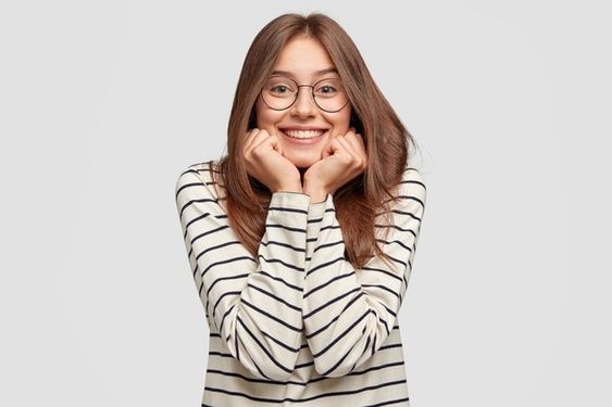 1. Taurus yang Sangat Penyabar dan Penuh Perhatian baju orange tersenyum cantik santai selfie ilustrasi perempuan bahagia/Dean Drobot/Shutterstock Orang yang lahir di bawah tanda Taurus dikenal karena kesabaran dan perhatian mereka yang luar biasa. Mereka tidak hanya mampu mengendalikan emosi mereka sendiri, tetapi juga memiliki kemampuan untuk memahami dan mendukung orang di sekitar mereka. Aura penyabar Taurus menciptakan lingkungan yang nyaman bagi siapa saja yang berada di sekitar mereka, membuat orang merasa dihargai dan aman. Taurus juga dikenal sebagai individu yang setia, baik dalam hubungan pribadi maupun pertemanan. Keberanian mereka untuk tetap solid di tengah badai kehidupan menjadikan mereka menawan, menarik bagi mereka yang menghargai kestabilan dan keamanan emosional. TERKAIT: 3 Urutan Zodiak yang Paling Beruntung di Tahun 2024 2. Gemini yang Komunikatif dan Mudah Mencairkan Suasana tertawa santai di hutan pagi segar ilustarsi perempuan bahagia/beeboys/Shutetrstock Gemini, dengan elemen udara mereka, memiliki kemampuan komunikasi yang luar biasa. Mereka suka berbicara dan mudah mencairkan suasana dengan kecerdasan mereka. Orang Gemini menarik banyak orang karena kemampuan mereka untuk beradaptasi dengan berbagai situasi sosial dan berbicara dengan berbagai jenis orang. Kelebihan Gemini terletak pada kecenderungan mereka untuk membawa kesenangan ke dalam kehidupan sehari-hari. Mereka pandai dalam membuat orang tertawa dan merasa nyaman. Dengan kecerdasan yang memukau, Gemini menjadi pilihan yang menarik bagi mereka yang mencari pendamping yang cerdas dan berbicara. TERKAIT: 5 Urutan Zodiak yang Paling Cepat Kaya Raya, Hasil dari Kerja Keras! 3. Leo yang Menginspirasi Banyak Orang Mencoba Hal-Hal Baru perempuan percaya diri dan bahagia Ilustrasi./Copyright shutterstock.com/id/g/lookstudio Leo, tanda zodiak yang dikuasai oleh Matahari, dikenal karena aura kepemimpinan dan keberaniannya. Mereka memiliki daya tarik yang kuat dan mampu menginspirasi orang lain untuk mencoba hal-hal baru dan mengejar ambisi mereka. Kepercayaan diri Leo yang tinggi dan semangatnya yang tak kenal lelah menciptakan aura yang menarik dan menginspirasi. Orang yang terlahir di bawah Leo suka berada di pusat perhatian, dan keberanian mereka untuk mengejar impian mereka menarik banyak orang. Mereka tidak hanya mengejar kebahagiaan mereka sendiri tetapi juga memotivasi orang di sekitar mereka untuk melakukan hal yang sama. TERKAIT: 5 Zodiak Berhati Mulia yang Sangat Sayang ke Hewan Peliharaan 4. Virgo yang Sangat Mempedulikan Perasaan Orang Lain mandiri cantik bahagia berkaca mata single ilustrasi perempuan dewasa/GaudiLab/Shutterstock Virgo, dengan sifatnya yang praktis dan terorganisir, memiliki kemampuan untuk memperhatikan detail dan memahami perasaan orang lain dengan sangat baik. Mereka selalu siap membantu dan memberikan dukungan, menciptakan ikatan yang kuat dengan siapa pun yang berada di sekitar mereka. Orang Virgo menarik banyak orang karena kemampuan mereka untuk membuat orang merasa dihargai dan dipahami. Mereka cenderung menjadi teman yang setia dan pasangan hidup yang peduli. Aura kepedulian dan kehati-hatian membuat Virgo menawan di mata banyak orang. TERKAIT: 7 Zodiak yang Dikenal Paling Peduli ke Orang Lain 5. Libra yang Menyukai Keharmonisan dalam Bersosialisasi dewasa bahagia ilustrasi perempuan cantik/CandyRetriever/Shutterstock Libra, tanda zodiak yang dikenal sebagai penguasa keadilan dan keseimbangan, menarik banyak orang dengan keinginan mereka untuk menciptakan keharmonisan dalam hubungan. Mereka mampu menciptakan lingkungan yang menyenangkan dan ramah, di mana setiap orang merasa dihargai. Orang Libra juga dikenal karena kecantikan mereka, baik secara fisik maupun dalam cara mereka berinteraksi dengan orang lain. Keseimbangan antara keindahan dan kebijaksanaan menjadikan Libra menawan dan memikat hati banyak orang yang mengagumi ketidakseimbangan harmonis dalam kehidupan sosial mereka. TERKAIT: 4 Zodiak dengan Kehidupan Paling Positif di Tahun 2024 6. Sagittarius yang Penuh Semangat dan Optimis perempuan bebas bahagia ilustrasi perempuan tertawa/stockphoto mania/Shutterstock Sagittarius, dengan semangat petualangannya yang besar, menarik banyak orang dengan optimisme dan semangatnya yang menular. Mereka suka menjelajahi dunia dan mengejar impian mereka tanpa rasa takut. Orang Sagittarius menarik karena kemampuan mereka untuk melihat sisi baik dari kehidupan dan memotivasi orang lain untuk melakukan hal yang sama. Kejujuran dan kemauan Sagittarius untuk mengambil risiko menciptakan aura yang menawan. Mereka menarik banyak orang yang mencari kegembiraan dan kehidupan yang penuh makna. Kepribadian mereka yang positif dan semangat yang kuat menjadikan mereka pendamping yang menarik dan inspiratif. TERKAIT: 7 Zodiak Bersahaja yang Mudah Bahagia Menjalani Hidup 7. Aquarius yang Sangat Ramah dengan Rasa Percaya Diri Tinggi dewasa bahagia mandiri single ilustrasi perempuan cantik/Jirawatfoto/Shutterstock Aquarius, dengan sifat inovatif dan ramah mereka, menarik banyak orang dengan kepribadian yang unik. Mereka suka berinteraksi dengan berbagai jenis orang dan memiliki kemampuan untuk membuat orang merasa diterima. Kecerdasan mereka dan rasa percaya diri yang tinggi menciptakan aura menawan yang sulit diabaikan. Orang Aquarius menarik banyak orang dengan pandangan hidup yang progresif dan kemampuan mereka untuk berpikir di luar kotak. Mereka suka menciptakan hubungan yang didasarkan pada pemahaman dan penghargaan, menjadikan mereka menawan dan disukai oleh banyak orang. Meskipun sifat-sifat ini diasosiasikan dengan tanda zodiak tertentu, perlu diingat bahwa setiap individu adalah unik. Faktor-faktor seperti pengalaman hidup, lingkungan, dan kehidupan pribadi juga berkontribusi pada sisi menawan seseorang. Namun demikian, pandangan umum ini dapat memberikan pemahaman lebih lanjut tentang karakteristik yang mungkin membuat seseorang menarik dan disukai banyak orang dalam konteks astrologi.
