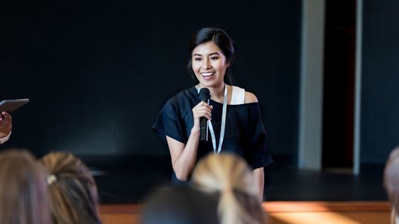 Trik Public Speaking yang Mudah Menarik Perhatian Audiens