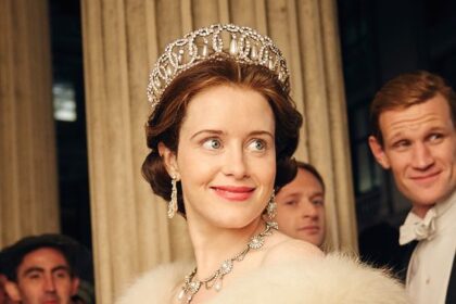 The Crown Akan Lelang 450 Koleksi Properti dan Gaun