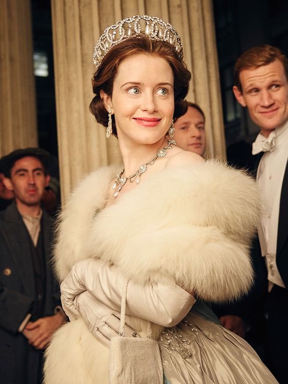 The Crown Akan Lelang 450 Koleksi Properti dan Gaun