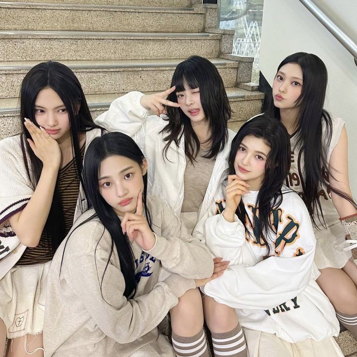 NewJeans Cetak Sejarah Billboard Women In Music Awards 2024