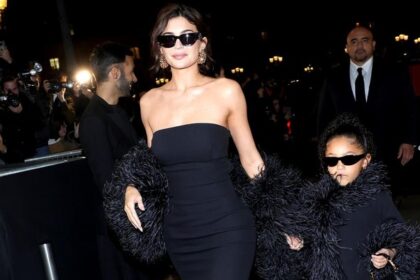 Stormi Webster Debut di Paris Couture Week bareng Kylie Jenner!