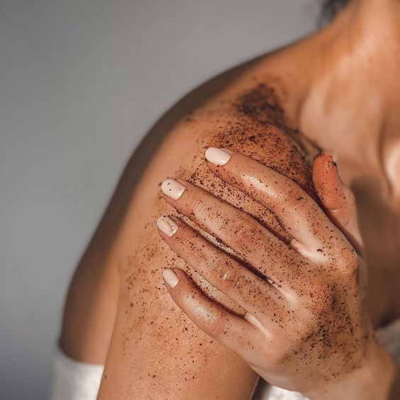 Cara Menggunakan Lulur yang Tepat Agar Kulit Glowing