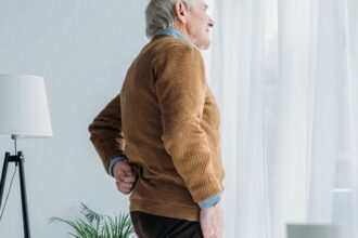 Alasan Lansia Sering Terkena Osteoporosis